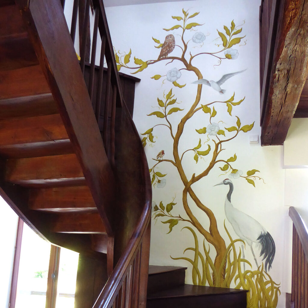 Fresque d'escalier arbre oiseaux peints